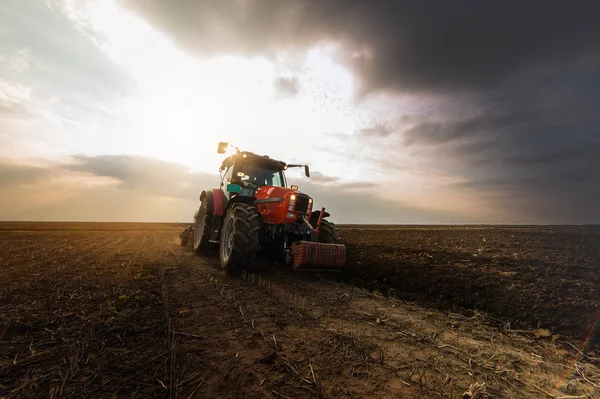 Traktor pflügt Felder um - Land für die Aussaat im Herbst vorbereiten — Stockfoto