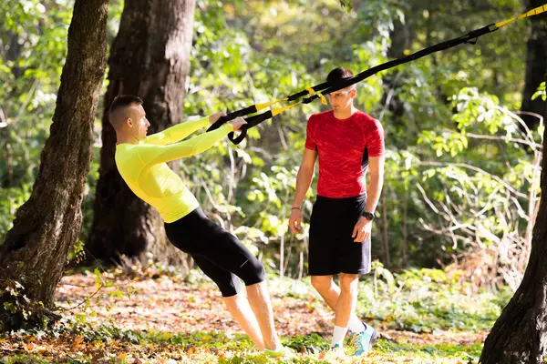 Yakışıklı genç erkekler giyiyor spor giyim ve ormanda egzersiz bir