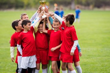 Çocuklar futbol futbol - çocuk oyuncular bir trop ile kutluyor