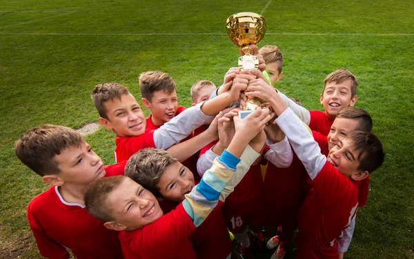 Kinderen voetbal voetbal - kinderen-spelers vieren met een trop — Stockfoto