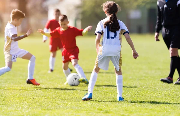 Jonge kinderen spelers voetbalwedstrijd op voetbalveld — Stockfoto