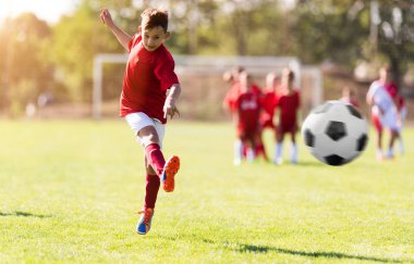çocuğun futbol spor alanında tekme