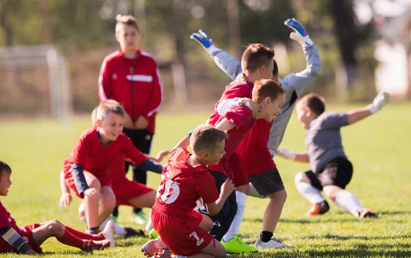 Futebol infantil - crianças jogadores comemorando após victo — Fotografia de Stock