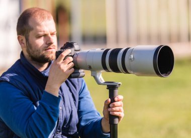 Fotoğrafçı fotoğraf makinesi mahkemede holding