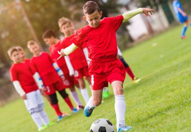 çocuğun futbol spor alanında tekme