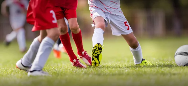 Fiatal gyerekek játékos labdarúgó-mérkőzés futballpályán — Stock Fotó