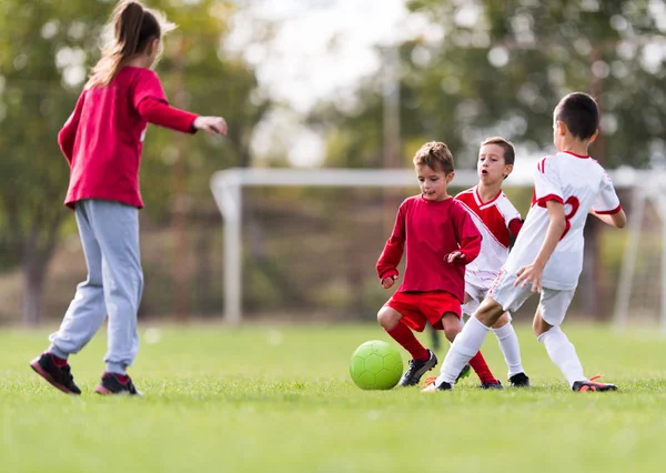 Unga barn spelare fotbollsmatch på fotbollsplan — Stockfoto