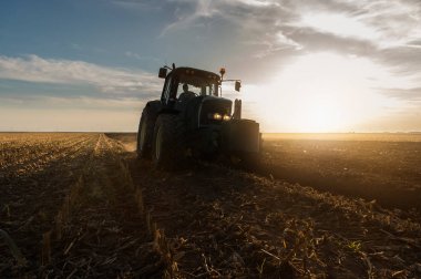 Traktör sürme alanları - toprak sonbaharda Ekim için hazırlanıyor