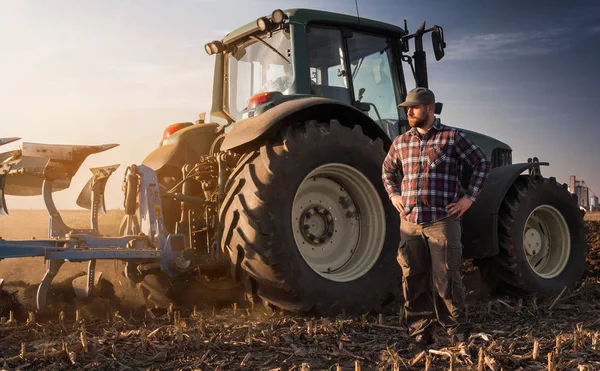 Mezőgazdasági termelő dolgozik közben a traktor szántás mezők - előkészítése föld — Stock Fotó