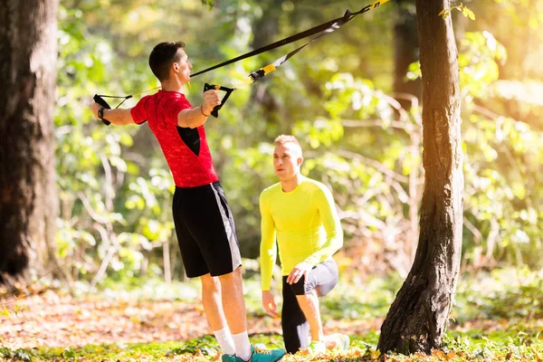 Knappe jonge mannen het dragen van sportkleding en oefenen in het bos een — Stockfoto