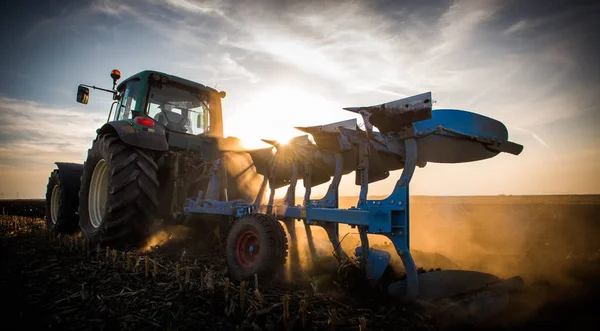 Тракторные пашни - подготовка почвы для посева осенью — стоковое фото