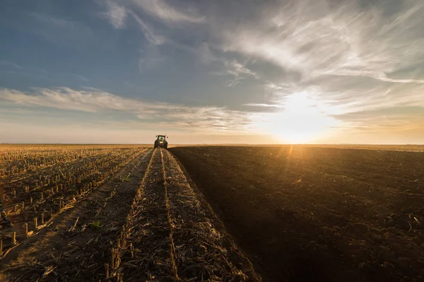 Campos de lavoura de tratores preparando terra para semear no outono — Fotografia de Stock