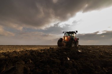 Traktör sürme alanları - toprak sonbaharda Ekim için hazırlanıyor