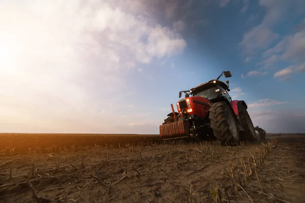 Traktor szántás mezők - előkészítése a föld az őszi vetésre — Stock Fotó