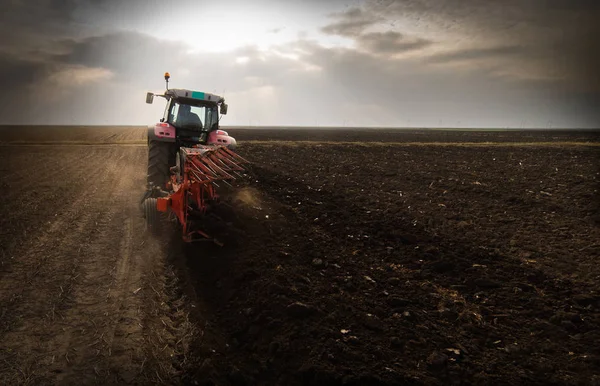 Campos de arado de tractores-preparación de la tierra para la siembra en otoño —  Fotos de Stock