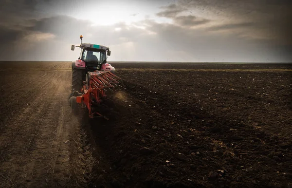 Traktor pflügt Felder um - Land für die Aussaat im Herbst vorbereiten — Stockfoto