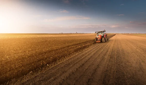 Traktor orat pole - příprava půdy pro výsev na podzim — Stock fotografie