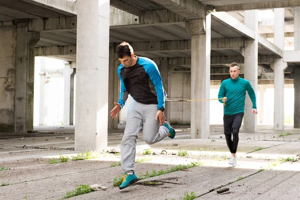 Junge gut aussehende Sportler beim Sport in einem alten verlassenen B — Stockfoto