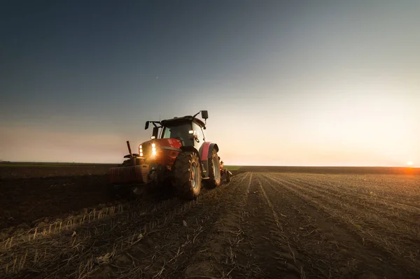 Traktor szántás szántani a területen — Stock Fotó