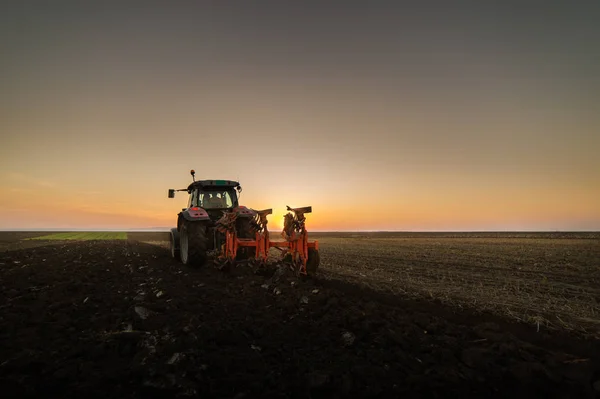 Traktor plöjer plöja fältet — Stockfoto