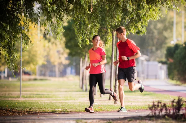 Paar rennend in park — Stockfoto