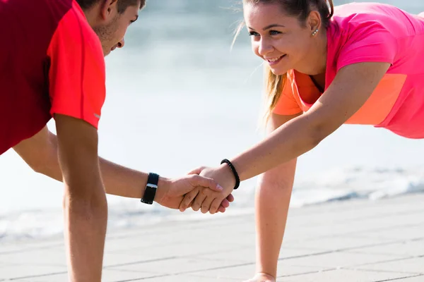 Smiling couple exercises — Stock Photo, Image