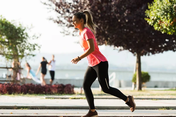 Jovem menina desportiva jogging — Fotografia de Stock