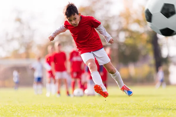 Chico pateando fútbol — Foto de Stock