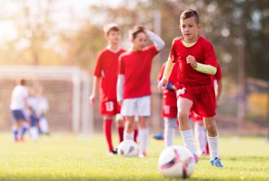 çocuğun futbol spor alanında tekme