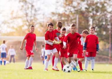 Genç çocuk oyuncular futbol maç futbol sahası