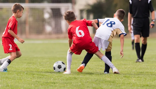 Genç çocuk oyuncular futbol maç futbol sahası — Stok fotoğraf