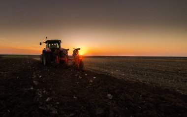 Traktör sürme alanları - toprak sonbaharda Ekim için hazırlanıyor