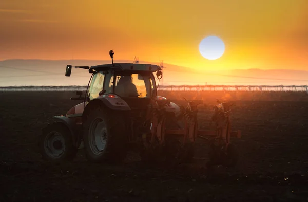 Тракторные пашни - подготовка почвы для посева осенью — стоковое фото