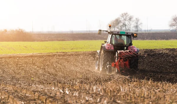 Traktor plöjer fälten - förbereda marken för sådd på hösten — Stockfoto