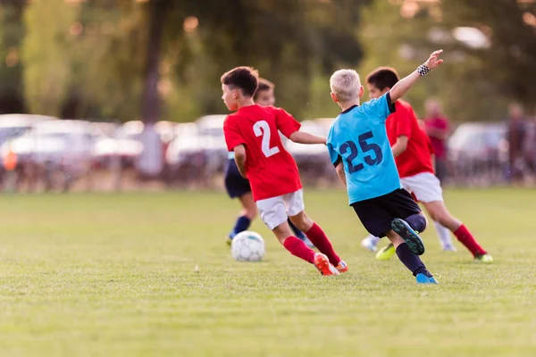 Genç çocuk oyuncular futbol maç futbol sahası — Stok fotoğraf