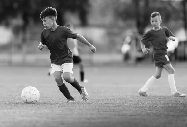 Fiatal gyerekek játékos labdarúgó-mérkőzés futballpályán — Stock Fotó