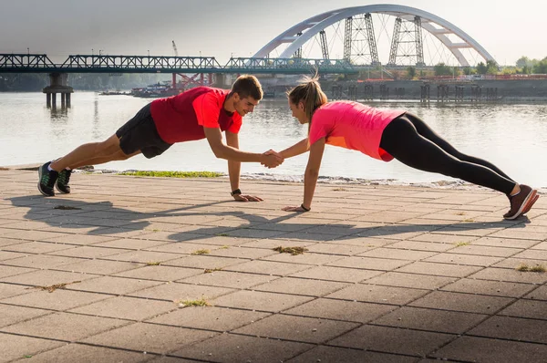 Sorrindo exercícios de casal — Fotografia de Stock