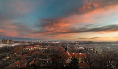 Panorama fotoğraf manzaraya gündoğumu şehir ve nehir