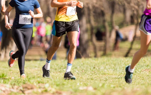 Гонка на марафоне, человеческие ноги — стоковое фото