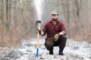 Ormanda balta ile ayakta oduncu işçi