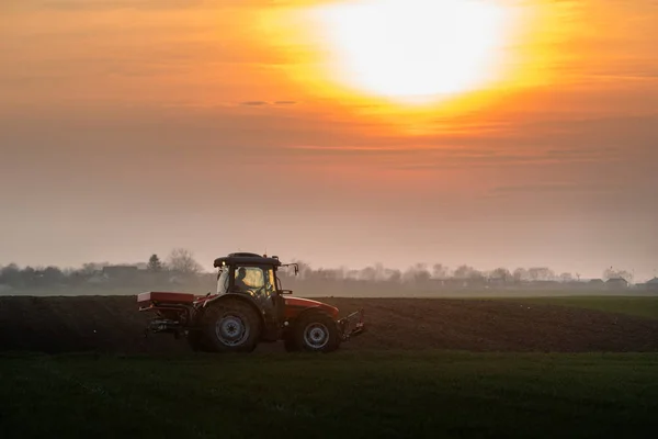 Agricultor com sementeira de tractores - sementeira no campo agrícola — Fotografia de Stock