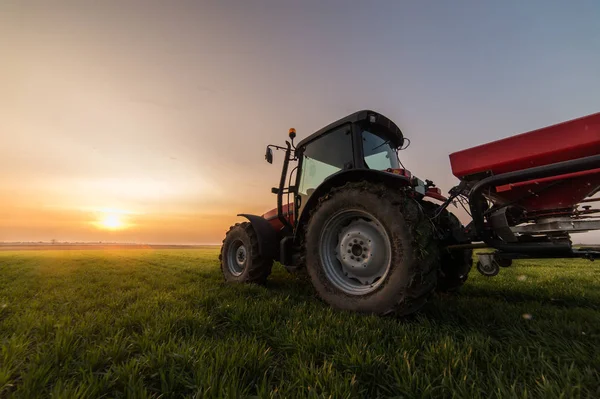 Agricultor con siembra de tractores - siembra de cultivos en el campo agrícola — Foto de Stock