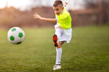 çocuğun futbol spor alanında tekme