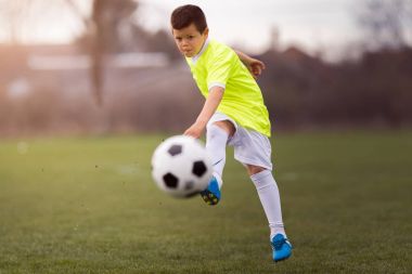 çocuğun futbol spor alanında tekme