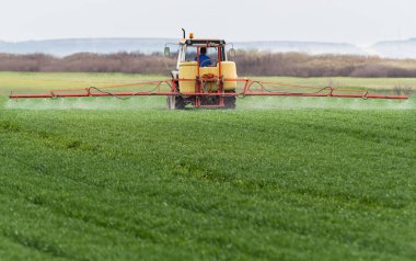 Böcek spreyi spr adlı buğday sahada püskürtme traktör