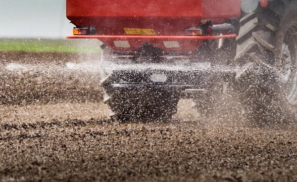 Traktor penyemprotan pestisida di ladang gandum dengan penyemprot di sprin — Stok Foto