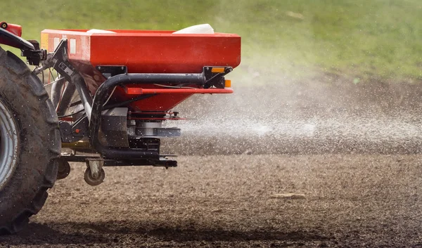 Tractor pulverización de pesticidas en el campo de trigo con pulverizador en sprin — Foto de Stock