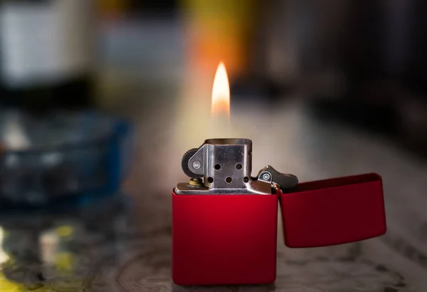 Briquet métallique avec flamme — Photo