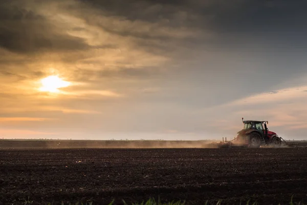 Traktor orat pole - příprava půdy pro výsev na podzim — Stock fotografie