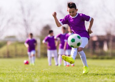 çocuğun futbol spor alanında tekme